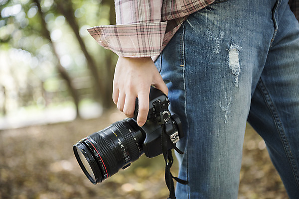 포토 JPG 주간 우먼라이프 여자 여행 한명 들기 상반신 20대 성인 야외 관광지 걷기 카메라 봄 한국인 즐거움 숲길 여수 국내여행 봄여행 오동도 성인여자한명만 국내포토 자연요소 1 라이프스타일 계절 감정 길 섬 모션 사람 동양인 청년 전자제품 전라남도 여자한명만 성인여자만 파일형식