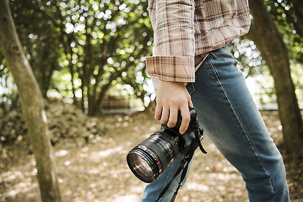 포토 JPG 주간 우먼라이프 여자 여행 한명 들기 상반신 20대 성인 야외 옆모습 관광지 걷기 카메라 봄 한국인 즐거움 숲길 여수 국내여행 봄여행 오동도 성인여자한명만 국내포토 자연요소 1 라이프스타일 계절 감정 길 뷰포인트 섬 모션 사람 동양인 청년 전자제품 전라남도 여자한명만 성인여자만 파일형식