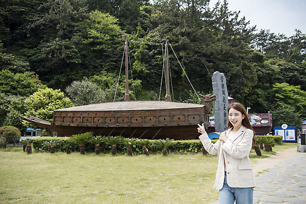 포토 JPG 주간 우먼라이프 여자 여행 한명 서기 상반신 20대 성인 야외 앞모습 관광지 봄 한국인 가리킴 즐거움 여수 거북선 국내여행 봄여행 오동도 성인여자한명만 국내포토 자연요소 1 라이프스타일 계절 감정 뷰포인트 섬 모션 사람 동양인 손짓 청년 전라남도 여자한명만 성인여자만 파일형식