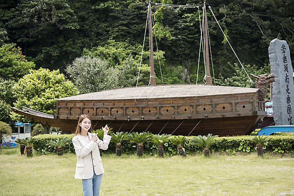 포토 JPG 주간 우먼라이프 여자 여행 한명 서기 상반신 20대 성인 야외 앞모습 관광지 봄 한국인 가리킴 즐거움 여수 거북선 국내여행 봄여행 오동도 성인여자한명만 국내포토 자연요소 1 라이프스타일 계절 감정 뷰포인트 섬 모션 사람 동양인 손짓 청년 전라남도 여자한명만 성인여자만 파일형식