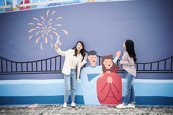 포토 JPG 주간 전신 우먼라이프 여자 여행 서기 20대 성인 야외 두명 앞모습 옆모습 관광지 친구 봄 우정 한국인 셀프카메라 즐거움 벽화 여수 국내여행 봄여행 셀카봉 오동도 성인여자만 국내포토 자연요소 라이프스타일 계절 감정 뷰포인트 섬 관계 모션 사람 동양인 청년 사진촬영 전라남도 그림 여자만 성인만 파일형식