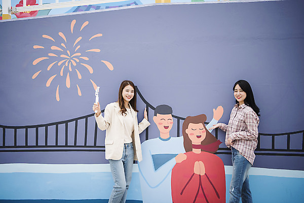 포토 JPG 주간 우먼라이프 여자 여행 서기 들기 상반신 20대 성인 야외 두명 앞모습 옆모습 관광지 친구 봄 우정 한국인 셀프카메라 즐거움 벽화 여수 국내여행 봄여행 오동도 성인여자만 국내포토 자연요소 라이프스타일 계절 감정 뷰포인트 섬 관계 모션 사람 동양인 청년 사진촬영 전라남도 그림 여자만 성인만 파일형식