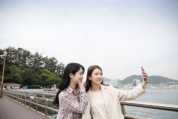 포토 JPG 주간 우먼라이프 여자 바다 여행 서기 들기 상반신 20대 성인 야외 두명 옆모습 관광지 친구 스마트폰 봄 우정 한국인 셀프카메라 즐거움 여수 국내여행 봄여행 오동도 가교 성인여자만 국내포토 자연요소 라이프스타일 건축물 계절 감정 뷰포인트 섬 관계 모션 사람 동양인 청년 핸드폰 스마트기기 사진촬영 전라남도 여자만 성인만 파일형식