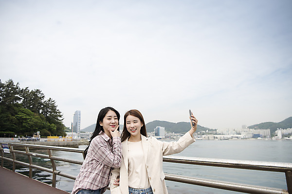 포토 JPG 주간 우먼라이프 여자 바다 여행 서기 미소 들기 상반신 20대 성인 야외 두명 앞모습 옆모습 관광지 친구 스마트폰 봄 우정 한국인 셀프카메라 즐거움 여수 국내여행 봄여행 오동도 가교 성인여자만 국내포토 자연요소 라이프스타일 건축물 계절 감정 뷰포인트 섬 관계 모션 표정 사람 동양인 청년 핸드폰 스마트기기 사진촬영 전라남도 여자만 성인만 파일형식