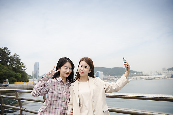 포토 JPG 주간 우먼라이프 여자 바다 여행 서기 미소 들기 상반신 20대 성인 야외 두명 앞모습 관광지 친구 스마트폰 봄 우정 한국인 셀프카메라 즐거움 브이 여수 국내여행 봄여행 오동도 가교 성인여자만 국내포토 자연요소 라이프스타일 건축물 계절 감정 뷰포인트 섬 관계 모션 표정 사람 동양인 손짓 청년 핸드폰 스마트기기 사진촬영 전라남도 여자만 성인만 파일형식