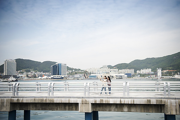 포토 JPG 주간 전신 구름 우먼라이프 여자 바다 여행 하늘 서기 들기 20대 성인 야외 두명 앞모습 관광지 친구 스마트폰 봄 우정 한국인 셀프카메라 즐거움 여수 국내여행 봄여행 셀카봉 오동도 가교 성인여자만 국내포토 자연요소 라이프스타일 건축물 계절 감정 뷰포인트 섬 관계 모션 사람 동양인 청년 핸드폰 스마트기기 사진촬영 전라남도 여자만 성인만 파일형식