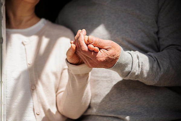 포토 JPG 손 부부 여자 노년 남자 행복 거실 집안 실내 사랑 사람 근접촬영 두명 신체부위 실버라이프 믿음 손잡기 노부부 한국인 잡기 실버 60대 70대 부부라이프 노인만 국내포토 라이프스타일 커플 감정 뷰포인트 모션 동양인 성인 내부 성인만 파일형식