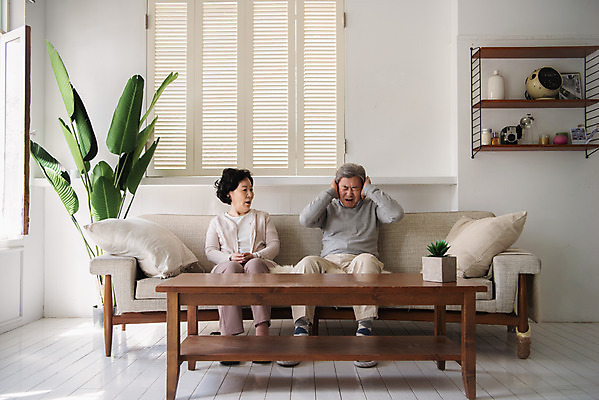 포토 JPG 전신 부부 여자 노년 남자 거실 집안 실내 사람 앉기 두명 앞모습 실버라이프 소파 노부부 한국인 실버 60대 괴로움 싸움 70대 부부싸움 잔소리 말다툼 이혼 황혼이혼 부부라이프 노인만 졸혼 국내포토 라이프스타일 커플 감정 뷰포인트 의자 모션 동양인 성인 내부 합성어 성인만 파일형식