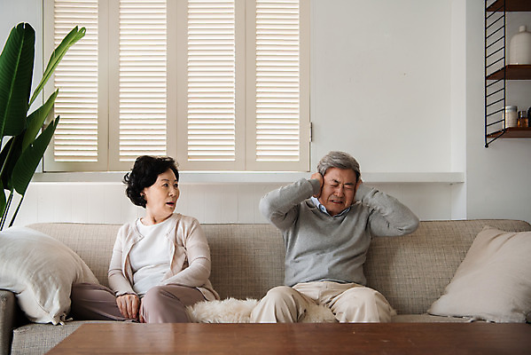 포토 JPG 부부 여자 노년 남자 거실 집안 실내 사람 앉기 상반신 두명 앞모습 실버라이프 노부부 한국인 실버 60대 괴로움 싸움 70대 부부싸움 잔소리 말다툼 이혼 황혼이혼 부부라이프 노인만 소파베드 졸혼 국내포토 라이프스타일 커플 감정 뷰포인트 모션 동양인 성인 내부 소파 합성어 성인만 파일형식