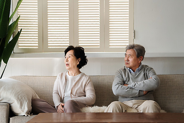 포토 JPG 부부 여자 노년 남자 거실 집안 실내 사람 앉기 상반신 두명 앞모습 실버라이프 소파 노부부 한국인 실버 60대 괴로움 싸움 70대 잔소리 말다툼 이혼 황혼이혼 부부라이프 노인만 졸혼 국내포토 라이프스타일 커플 감정 뷰포인트 의자 모션 동양인 성인 내부 합성어 성인만 파일형식