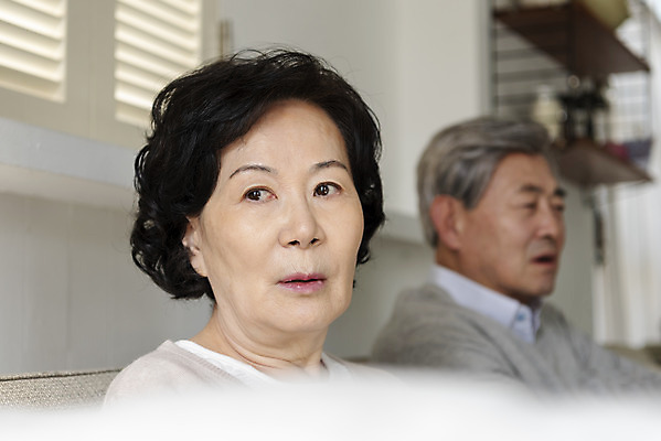 포토 JPG 부부 여자 노년 남자 얼굴 거실 집안 실내 표정 사람 앉기 근접촬영 상반신 두명 실버라이프 노부부 한국인 등돌리기 실버 60대 괴로움 싸움 70대 부부싸움 잔소리 말다툼 이혼 황혼이혼 부부라이프 답답함 노인만 국내포토 라이프스타일 커플 감정 뷰포인트 모션 동양인 성인 내부 신체부위 감각 성인만 파일형식