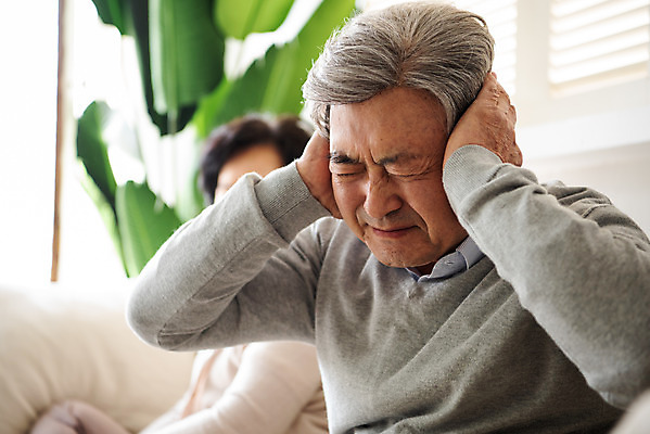포토 JPG 부부 여자 노년 남자 거실 집안 실내 사람 앉기 상반신 두명 앞모습 실버라이프 노부부 한국인 실버 60대 귀막기 괴로움 싸움 70대 부부싸움 잔소리 말다툼 이혼 황혼이혼 힘듦 부부라이프 노인만 국내포토 라이프스타일 커플 감정 뷰포인트 컨셉 모션 동양인 손짓 성인 내부 성인만 파일형식