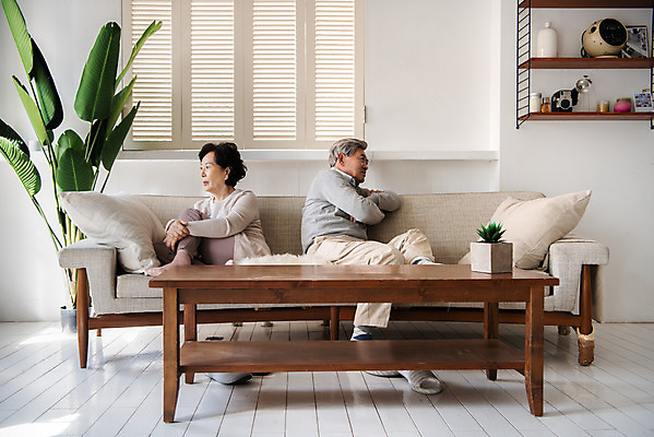 포토 JPG 부부 여자 노년 남자 거실 집안 실내 사람 앉기 상반신 두명 옆모습 실버라이프 팔짱 노부부 한국인 등돌리기 실버 60대 싸움 70대 부부싸움 삐침 말다툼 이혼 황혼이혼 부부라이프 노인만 졸혼 국내포토 라이프스타일 커플 감정 뷰포인트 모션 동양인 성인 내부 합성어 성인만 파일형식