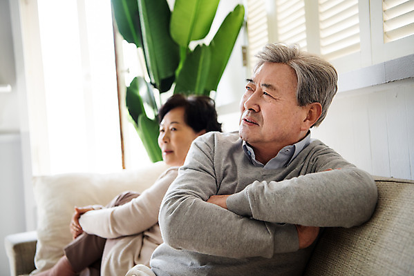 포토 JPG 부부 여자 노년 남자 거실 집안 실내 사람 상반신 두명 앞모습 뒷모습 실버라이프 팔짱 노부부 한국인 등돌리기 찡그림 실버 60대 싸움 70대 부부싸움 잔소리 삐침 말다툼 이혼 황혼이혼 힘듦 부부라이프 노인만 졸혼 국내포토 라이프스타일 커플 감정 뷰포인트 컨셉 모션 표정 동양인 성인 내부 합성어 성인만 파일형식