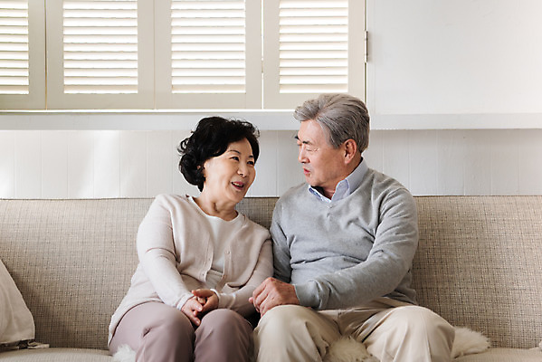 포토 JPG 부부 커플 여자 노년 남자 행복 거실 집안 실내 사랑 사람 앉기 상반신 두명 앞모습 실버라이프 믿음 노부부 한국인 실버 60대 애정표현 70대 동반자 잉꼬부부 부부라이프 노인만 국내포토 라이프스타일 감정 뷰포인트 관계 모션 동양인 성인 내부 표현 성인만 파일형식