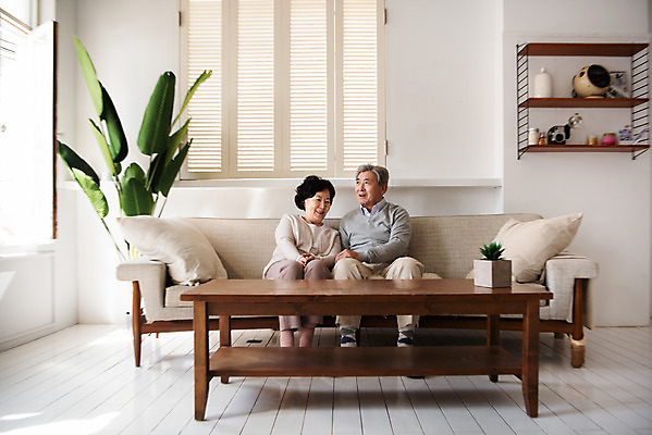 포토 JPG 전신 부부 커플 여자 노년 남자 행복 거실 집안 실내 사랑 사람 앉기 두명 앞모습 실버라이프 소파 믿음 노부부 한국인 실버 60대 애정표현 70대 동반자 부부라이프 노인만 국내포토 라이프스타일 감정 뷰포인트 의자 관계 모션 동양인 성인 내부 표현 성인만 파일형식