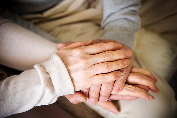 포토 JPG 손 부부 여자 노년 남자 거실 집안 실내 사랑 사람 근접촬영 두명 신체부위 실버라이프 믿음 손잡기 노부부 한국인 주름 실버 60대 70대 부부라이프 노인만 국내포토 라이프스타일 커플 감정 뷰포인트 모션 동양인 성인 내부 성인만 파일형식