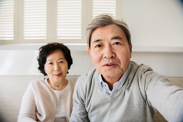포토 JPG 부부 여자 할아버지 노년 남자 할머니 거실 집안 실내 사람 앉기 상반신 두명 앞모습 실버라이프 소파 노부부 사진촬영 한국인 인사 실버 60대 70대 통화 그리움 안부 영상통화 부부라이프 노인만 국내포토 라이프스타일 커플 감정 뷰포인트 의자 모션 동양인 성인 내부 촬영 예절 성인만 파일형식