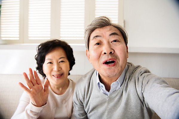 포토 JPG 부부 여자 노년 남자 거실 집안 실내 사람 앉기 상반신 두명 앞모습 실버라이프 소파 노부부 사진촬영 한국인 인사 실버 60대 70대 통화 그리움 안부 영상통화 부부라이프 노인만 국내포토 라이프스타일 커플 감정 뷰포인트 의자 모션 동양인 성인 내부 촬영 예절 성인만 파일형식