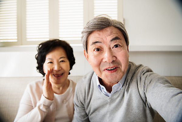 포토 JPG 부부 여자 노년 남자 거실 가족 집안 실내 대화 사람 앉기 상반신 두명 앞모습 실버라이프 소파 노부부 한국인 인사 실버 60대 70대 통화 그리움 안부 영상통화 부부라이프 노인만 국내포토 라이프스타일 커플 감정 뷰포인트 의자 관계 모션 말하기 동양인 성인 내부 예절 성인만 파일형식