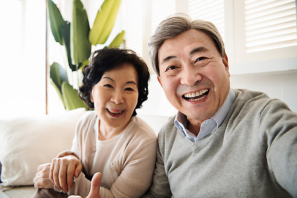 포토 JPG 부부 여자 노년 남자 거실 가족 집안 실내 미소 사람 상반신 두명 앞모습 실버라이프 소파 노부부 사진촬영 한국인 인사 실버 60대 70대 통화 그리움 안부 영상통화 부부라이프 노인만 국내포토 라이프스타일 커플 감정 뷰포인트 의자 관계 모션 표정 동양인 성인 내부 촬영 예절 성인만 파일형식