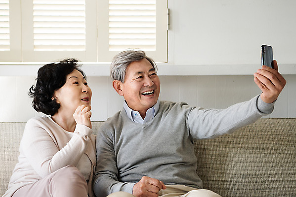 포토 JPG 부부 여자 노년 남자 행복 거실 가족 집안 실내 대화 미소 들기 사람 앉기 상반신 두명 앞모습 옆모습 실버라이프 스마트폰 노부부 기쁨 한국인 인사 실버 60대 즐거움 70대 통화 효도 안부 영상통화 부부라이프 노인만 국내포토 라이프스타일 커플 감정 뷰포인트 컨셉 관계 모션 표정 말하기 동양인 성인 내부 핸드폰 스마트기기 예절 성인만 파일형식