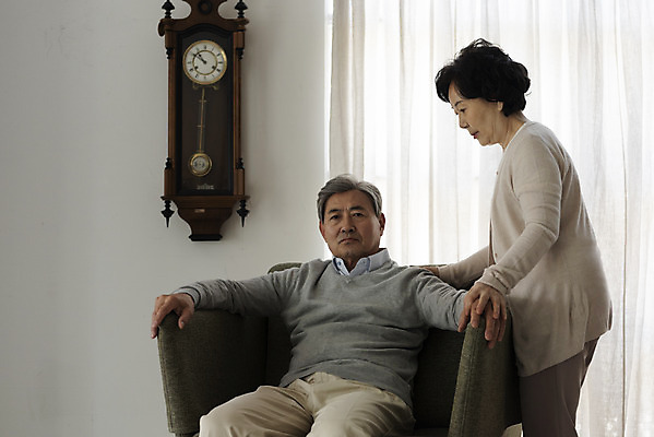 포토 JPG 부부 응시 여자 노년 남자 거실 의자 집안 실내 사랑 서기 사람 앉기 상반신 두명 앞모습 옆모습 실버라이프 소파 노부부 한국인 실버 60대 고민 걱정 70대 부부싸움 힘듦 부부라이프 노인만 국내포토 라이프스타일 커플 시선 감정 뷰포인트 가구 컨셉 모션 동양인 성인 내부 싸움 성인만 파일형식