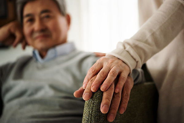 포토 JPG 손 부부 여자 노년 남자 행복 거실 집안 실내 사랑 사람 근접촬영 상반신 두명 앞모습 아웃포커스 실버라이프 믿음 노부부 한국인 실버 60대 70대 손모으기 잉꼬부부 부부라이프 노인만 국내포토 라이프스타일 커플 감정 뷰포인트 촬영기법 동양인 손짓 성인 내부 신체부위 성인만 파일형식