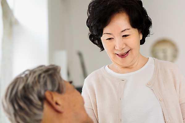 포토 JPG 부부 응시 여자 노년 남자 행복 거실 집안 실내 대화 사랑 미소 사람 상반신 두명 앞모습 옆모습 실버라이프 믿음 노부부 한국인 실버 60대 애정표현 70대 동반자 잉꼬부부 부부라이프 노인만 내려보기 국내포토 라이프스타일 커플 시선 감정 뷰포인트 모션 표정 말하기 동양인 성인 내부 표현 성인만 파일형식