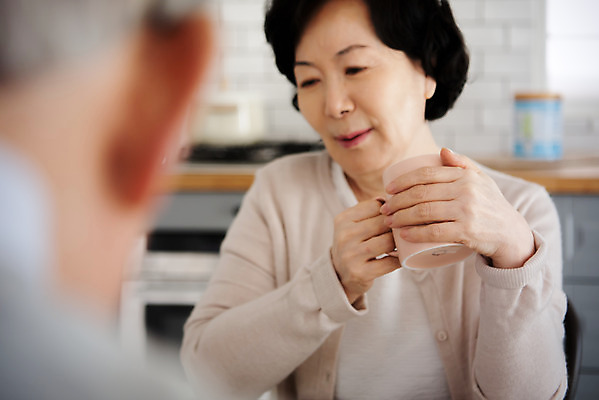 포토 JPG 부부 여자 노년 남자 여유 커피 식탁 집안 휴식 실내 미소 들기 사람 상반신 두명 앞모습 실버라이프 주방 노부부 한국인 머그컵 실버 60대 70대 부부라이프 노인만 내려보기 국내포토 라이프스타일 커플 감정 음료 뷰포인트 컨셉 모션 탁자 표정 동양인 성인 내부 컵 성인만 파일형식