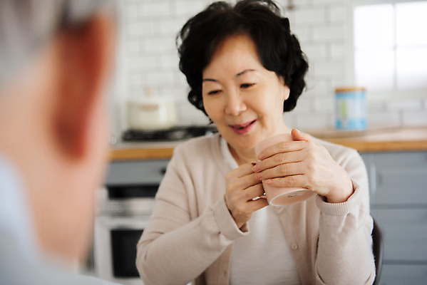포토 JPG 부부 여자 노년 남자 여유 커피 식탁 집안 휴식 실내 미소 사람 상반신 두명 앞모습 뒷모습 실버라이프 주방 노부부 한국인 머그컵 실버 60대 70대 부부라이프 노인만 내려보기 국내포토 라이프스타일 커플 감정 음료 뷰포인트 컨셉 모션 탁자 표정 동양인 성인 내부 컵 성인만 파일형식