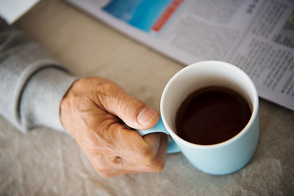 포토 JPG 손 부부 노년 남자 여유 커피 집안 휴식 실내 한명 사람 근접촬영 신체부위 컵 실버라이프 하이앵글 황혼 한국인 머그컵 실버 70대 노인남자한명만 국내포토 1 라이프스타일 식기 커플 감정 음료 뷰포인트 컨셉 동양인 성인 내부 일몰 남자한명만 노인남자만 파일형식