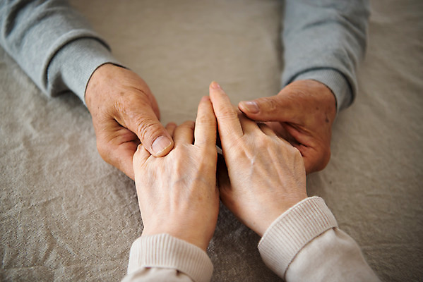 포토 JPG 손 부부 여자 노년 남자 집안 실내 사랑 사람 근접촬영 두명 신체부위 실버라이프 손잡기 노부부 한국인 실버 60대 70대 위로 부부라이프 노인만 국내포토 라이프스타일 커플 감정 뷰포인트 모션 동양인 성인 내부 성인만 파일형식