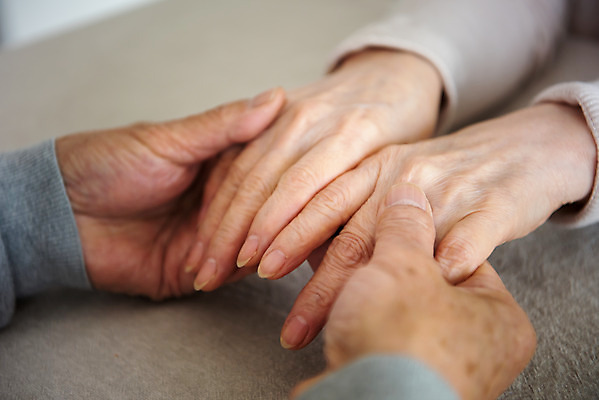 포토 JPG 손 부부 여자 노년 남자 집안 실내 사랑 사람 근접촬영 두명 신체부위 실버라이프 믿음 노부부 한국인 실버 60대 70대 위로 동반자 부부라이프 노인만 국내포토 라이프스타일 커플 감정 뷰포인트 동양인 성인 내부 성인만 파일형식