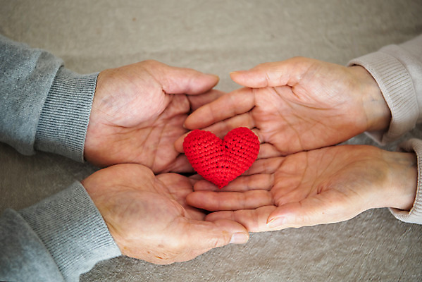 포토 JPG 손 부부 여자 노년 남자 행복 집안 실내 사랑 사람 근접촬영 두명 신체부위 실버라이프 노부부 희망 한국인 하트 실버 60대 70대 손모으기 동반자 부부라이프 노인만 국내포토 모양 라이프스타일 커플 감정 뷰포인트 동양인 손짓 성인 내부 성인만 파일형식