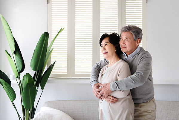 포토 JPG 부부 여자 노년 남자 행복 여유 거실 포옹 어깨동무 집안 휴식 실내 사랑 사람 상반신 두명 옆모습 실버라이프 소파 노부부 다정 한국인 실버 60대 애정표현 70대 백허그 감싸기 부부라이프 노인만 국내포토 라이프스타일 커플 감정 뷰포인트 포즈 컨셉 의자 안기 모션 동양인 성인 내부 표현 성인만 파일형식