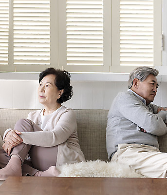 포토 JPG 부부 여자 노년 남자 거실 남편 집안 실내 사람 상반신 두명 옆모습 실버라이프 노부부 한국인 등돌리기 아내 실버 60대 싸움 70대 부부싸움 삐침 말다툼 갱년기 이혼 황혼이혼 부부라이프 노인만 졸혼 국내포토 라이프스타일 커플 감정 뷰포인트 모션 동양인 성인 내부 증상 합성어 성인만 파일형식