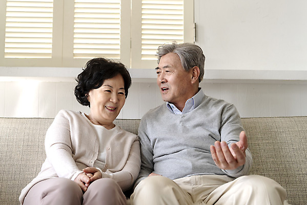 포토 JPG 부부 여자 노년 남자 행복 거실 집안 실내 대화 사랑 미소 사람 앉기 상반신 두명 앞모습 실버라이프 소파 노부부 다정 한국인 실버 60대 애정표현 70대 동반자 부부라이프 노인만 국내포토 라이프스타일 커플 감정 뷰포인트 컨셉 의자 모션 표정 말하기 동양인 성인 내부 표현 성인만 파일형식
