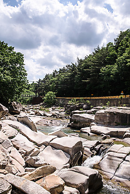 포토 JPG 주간 구름 여행 자연 하늘 한국 풍경 사람없음 야외 여름 관광지 계곡 맑음 여름풍경 바위 국내여행 단양 단양팔경 명승지 월악산 상선암 선암계곡 국내포토 자연요소 계절 아시아 날씨 산 돌_바위 생태계 충청북도 파일형식 여름_계절