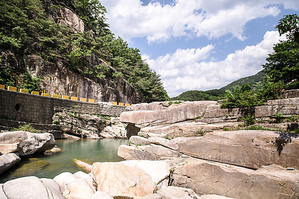 포토 JPG 주간 구름 여행 자연 하늘 한국 풍경 사람없음 야외 여름 관광지 계곡 맑음 여름풍경 바위 국내여행 단양 단양팔경 명승지 월악산 상선암 선암계곡 국내포토 자연요소 계절 아시아 날씨 산 돌_바위 생태계 충청북도 파일형식 여름_계절