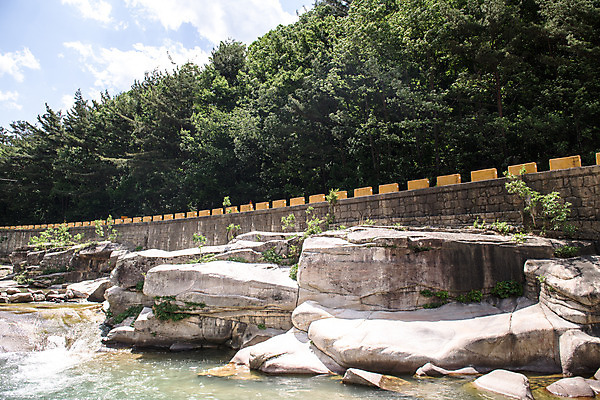 포토 JPG 주간 구름 여행 자연 하늘 한국 풍경 사람없음 야외 여름 관광지 계곡 맑음 여름풍경 바위 국내여행 단양 단양팔경 명승지 월악산 상선암 선암계곡 국내포토 자연요소 계절 아시아 날씨 산 돌_바위 생태계 충청북도 파일형식 여름_계절