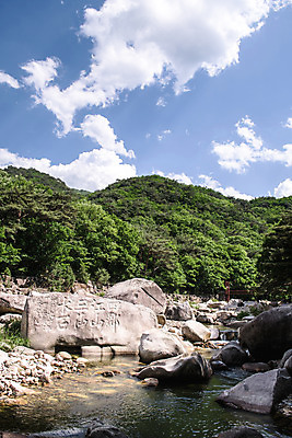 포토 JPG 주간 구름 여행 자연 하늘 한국 풍경 사람없음 야외 여름 관광지 맑음 여름풍경 바위 국내여행 단양 단양팔경 명승지 월악산 선암계곡 암각자 옥염대 명경대 중선암 국내포토 자연요소 계절 아시아 날씨 산 계곡 돌_바위 바위_돌 생태계 충청북도 석조물 파일형식 여름_계절