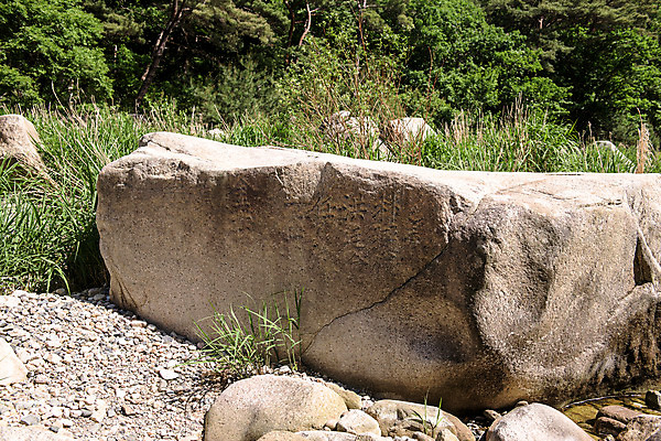 포토 JPG 주간 여행 자연 한국 풍경 사람없음 야외 여름 관광지 여름풍경 바위 국내여행 단양 단양팔경 명승지 월악산 선암계곡 암각자 옥염대 명경대 중선암 국내포토 자연요소 계절 아시아 산 계곡 돌_바위 바위_돌 생태계 충청북도 석조물 파일형식 여름_계절