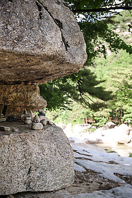 포토 JPG 주간 여행 자연 한국 풍경 사람없음 야외 여름 관광지 쌓기 여름풍경 돌_바위 바위 국내여행 단양 단양팔경 명승지 월악산 선암계곡 암각자 옥염대 명경대 중선암 국내포토 자연요소 계절 아시아 모션 산 계곡 바위_돌 생태계 충청북도 석조물 파일형식 여름_계절