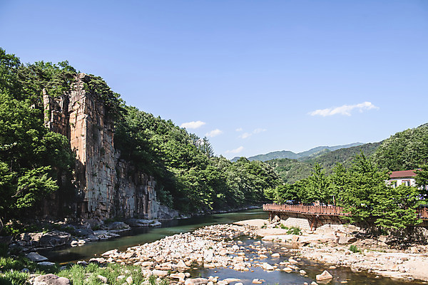 포토 JPG 주간 나무 여행 자연 하늘 한국 풍경 사람없음 야외 여름 관광지 맑음 여름풍경 바위 국내여행 단양 단양팔경 명승지 사인암 남조천 국내포토 자연요소 식물 계절 아시아 날씨 강 돌_바위 생태계 충청북도 파일형식 여름_계절