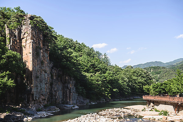 포토 JPG 주간 나무 여행 자연 하늘 한국 풍경 사람없음 야외 여름 관광지 맑음 여름풍경 바위 국내여행 단양 단양팔경 명승지 사인암 남조천 국내포토 자연요소 식물 계절 아시아 날씨 강 돌_바위 생태계 충청북도 파일형식 여름_계절