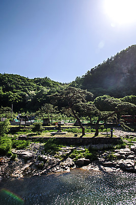 포토 JPG 주간 나무 여행 자연 한국 풍경 사람없음 야외 여름 관광지 햇빛 맑음 여름풍경 바위 국내여행 단양 단양팔경 명승지 사인암 남조천 국내포토 자연요소 식물 계절 아시아 날씨 강 태양 돌_바위 생태계 충청북도 파일형식 여름_계절