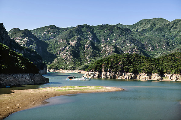 포토 JPG 주간 여행 자연 산 한국 풍경 사람없음 야외 여름 관광지 맑음 여름풍경 유람선 국내여행 단양 단양팔경 명승지 청풍호 국내포토 자연요소 계절 아시아 호수 배_교통 날씨 생태계 충청북도 파일형식 여름_계절