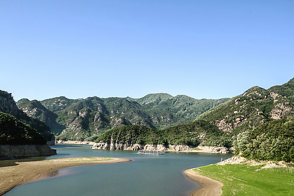 포토 JPG 주간 여행 자연 하늘 산 한국 풍경 사람없음 야외 여름 관광지 맑음 여름풍경 유람선 국내여행 단양 단양팔경 명승지 청풍호 국내포토 자연요소 계절 아시아 호수 배_교통 날씨 생태계 충청북도 파일형식 여름_계절