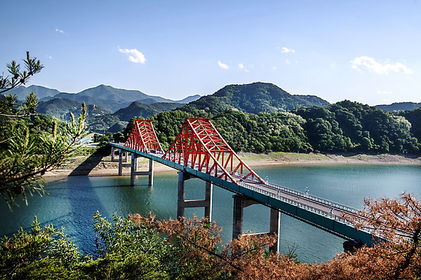 포토 JPG 주간 구름 여행 자연 하늘 산 한국 풍경 사람없음 야외 여름 관광지 맑음 여름풍경 국내여행 단양 단양팔경 명승지 옥순대교 옥순봉 충주호 국내포토 자연요소 계절 아시아 호수 날씨 다리_건축물 생태계 봉우리 충청북도 제천 충주 파일형식 여름_계절